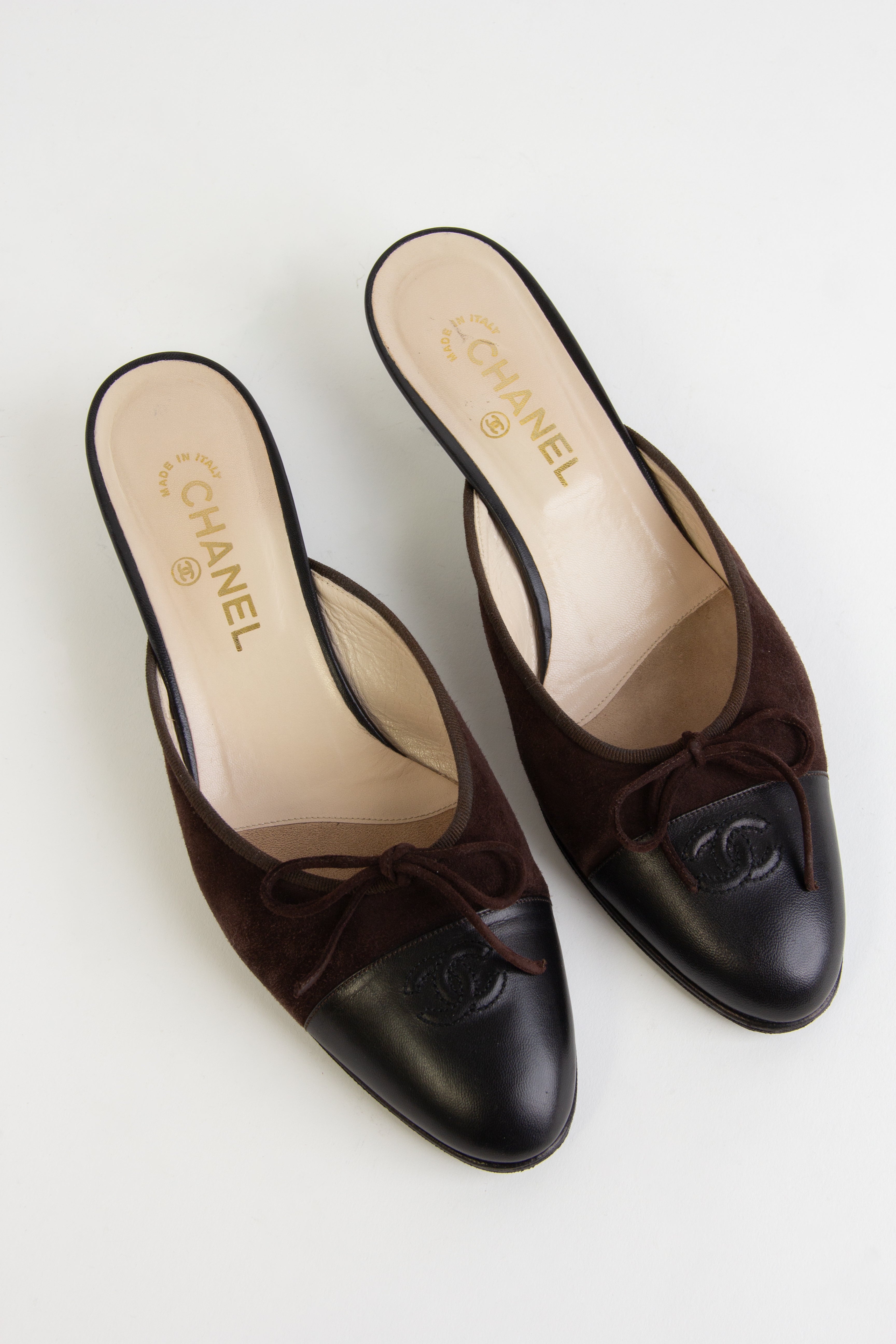 CHANEL 黒 &ブラウン　ポインテッドトゥ ヒール Chanel Brown + Black Suede Mules (IT 40)